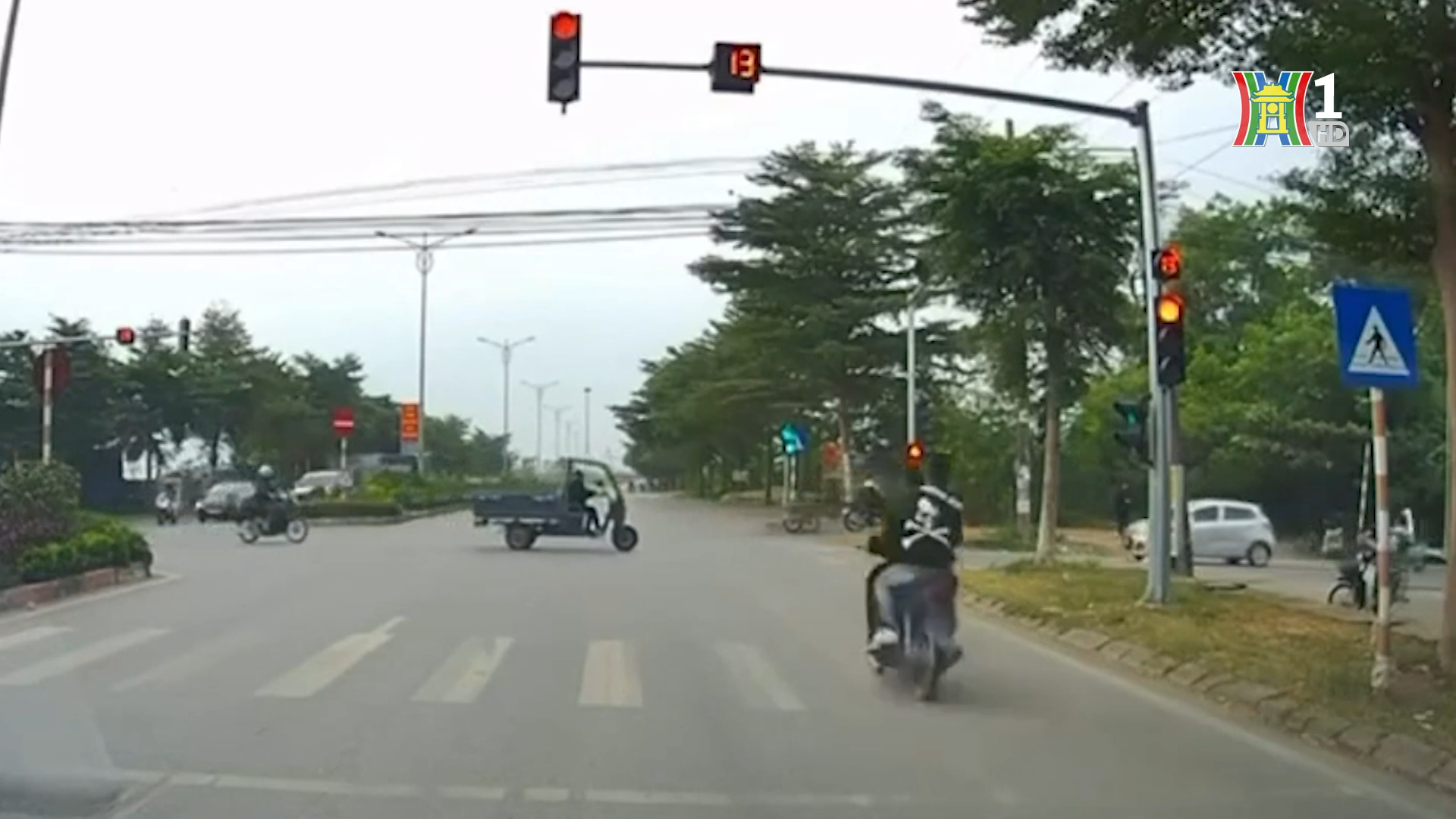 Xe máy vượt đèn đỏ gây tai nạn giao thông