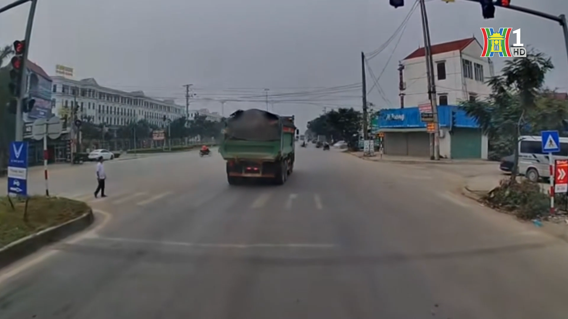 Nguy hiểm khi xe tải vượt đèn đỏ