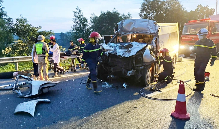 Xe khách va chạm với xe đầu kéo trên cao tốc, 3 người chết, 10 người bị thương