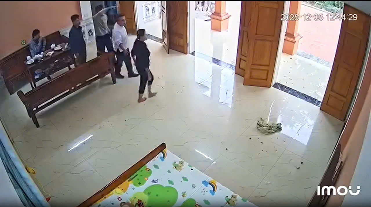 Chê chị dâu nấu cỗ cúng không vừa ý, em chồng đánh chị dâu túi bụi