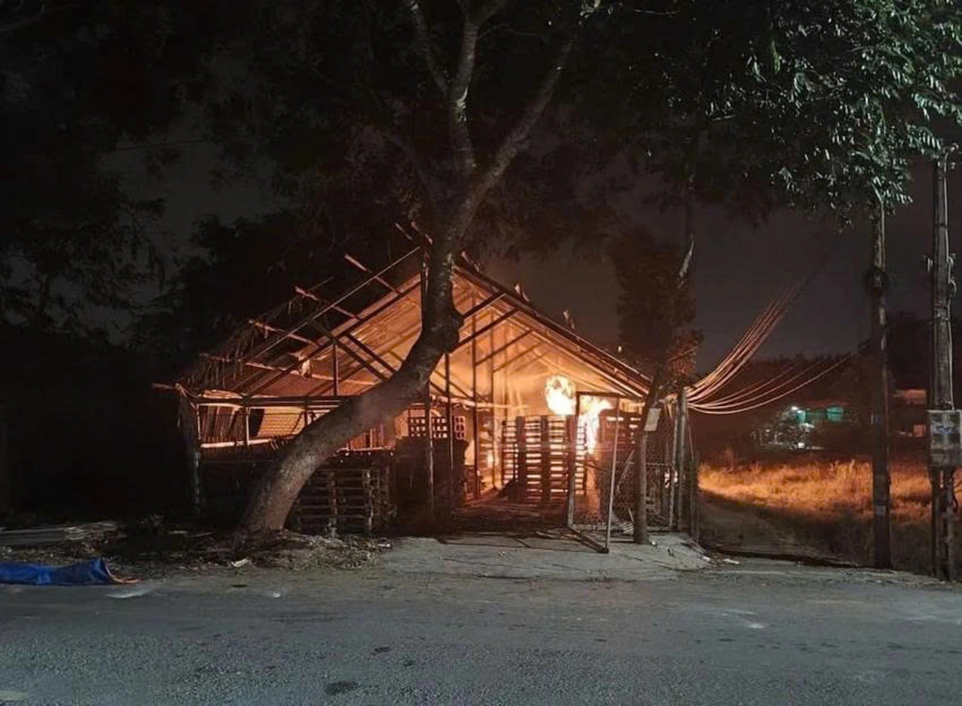 Cục sạc dự phòng khiến xưởng gỗ ở Tây Ninh cháy rụi