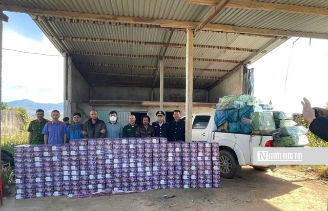 Quảng Ngãi: Bắt ô tô chở 2 tấn pháo từ biên giới đưa về nước