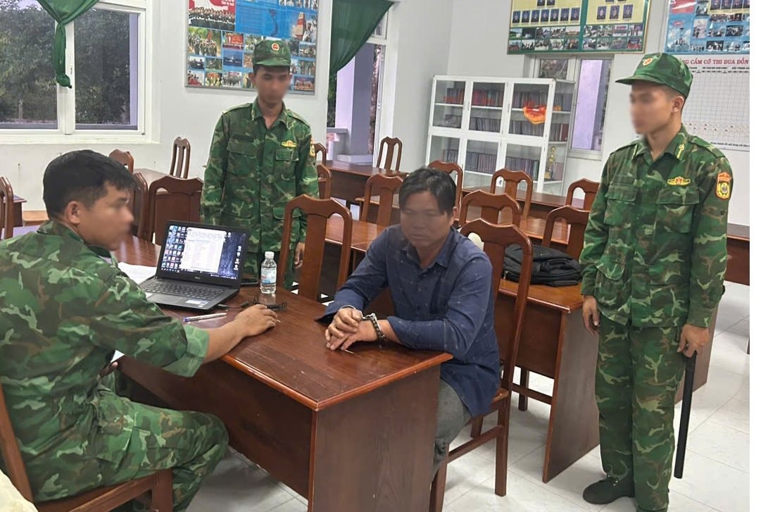 Bắt giữ đối tượng vận chuyển 800 gói thuốc lá lậu