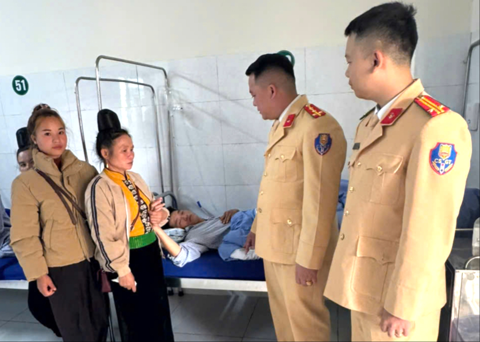 CSGT Sơn La kịp thời đưa người bị tai nạn giao thông đến bệnh viện cấp cứu
