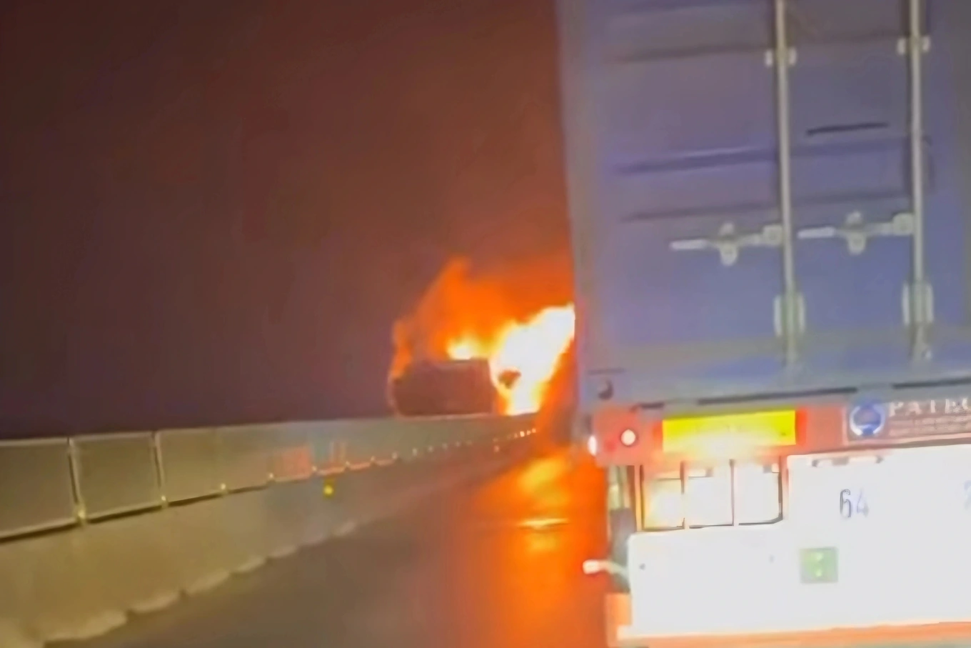 Ô tô khách bốc cháy trên cao tốc Bắc – Nam giữa đêm khuya