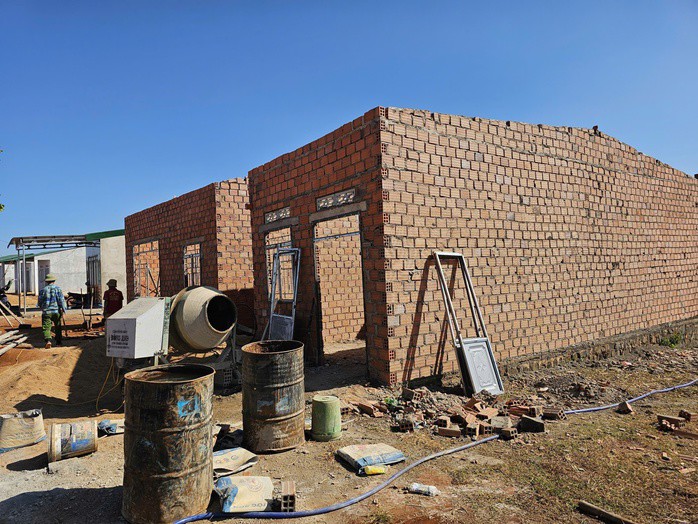 Làm rõ việc nhà đang xây cho người nghèo bị đổ sập