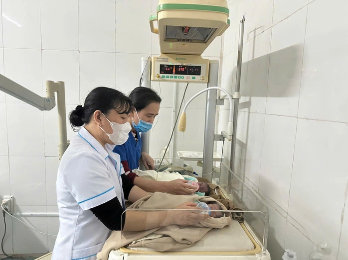 Khoảnh khắc y tế xã đỡ đẻ cho sản phụ mang song thai trên giường… xe khách