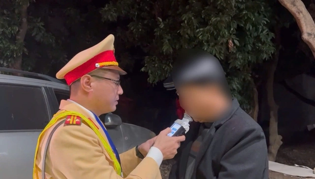 Tài xế ô tô quay đầu bỏ chạy 2km khi bị kiểm tra nồng độ cồn