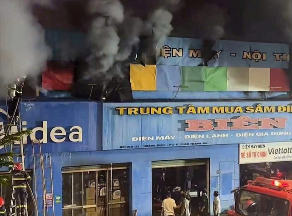 Cháy trung tâm mua sắm điện máy, hai mẹ con tử vong
