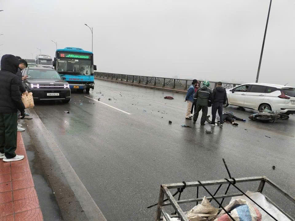 TNGT  ở chân cầu Phùng