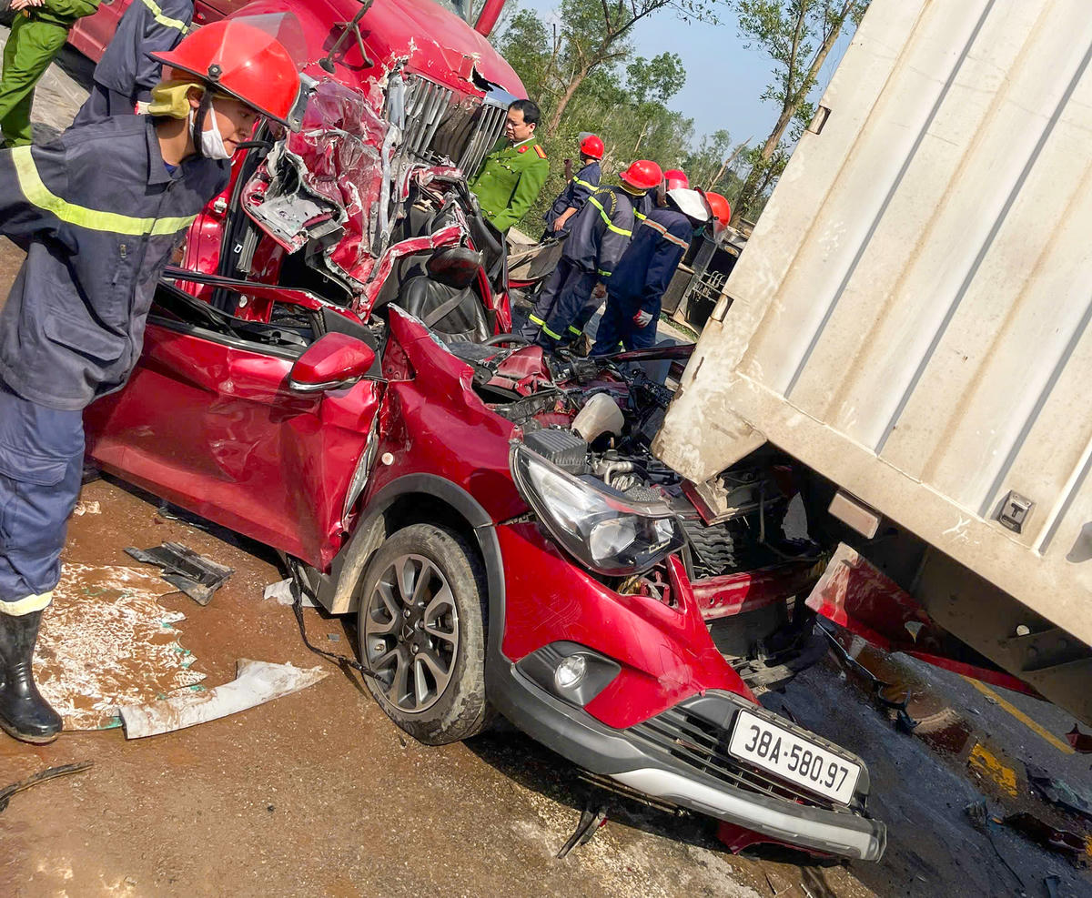 [VIDEO]  con mắc kẹt dưới gầm xe tải sau tai nạn liên hoàn, 3 người bị thương