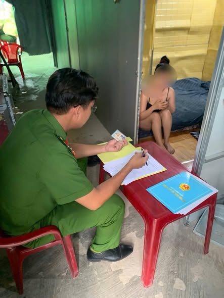 Bắt quả tang nữ nhân viên thực hiện hành vi k/í/c/h d/ụ/c cho một khách nam