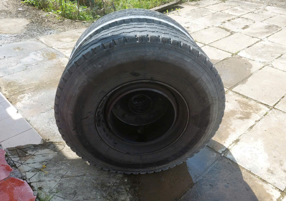 Bánh ôtô đầu kéo văng trúng người phụ nữ