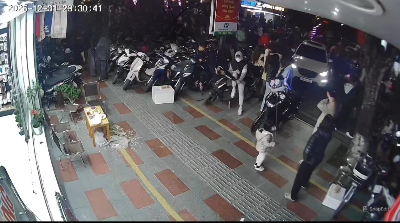 Hải Phòng đêm qua….”xe oto” bất ngờ l@o va`o đoàn ngươ`i đi xem 🎆🎆🎇.