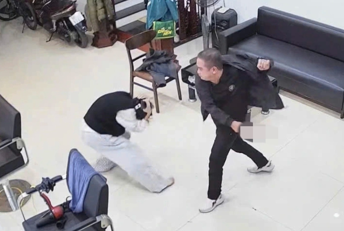 [VIDEO] Người đàn ông cầm dao xông vào tiệm tóc truy sát vợ và con gái