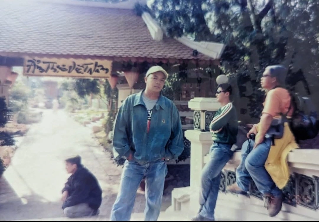 Khách Tây nhờ tìm lại điểm chụp ảnh 22 năm trước