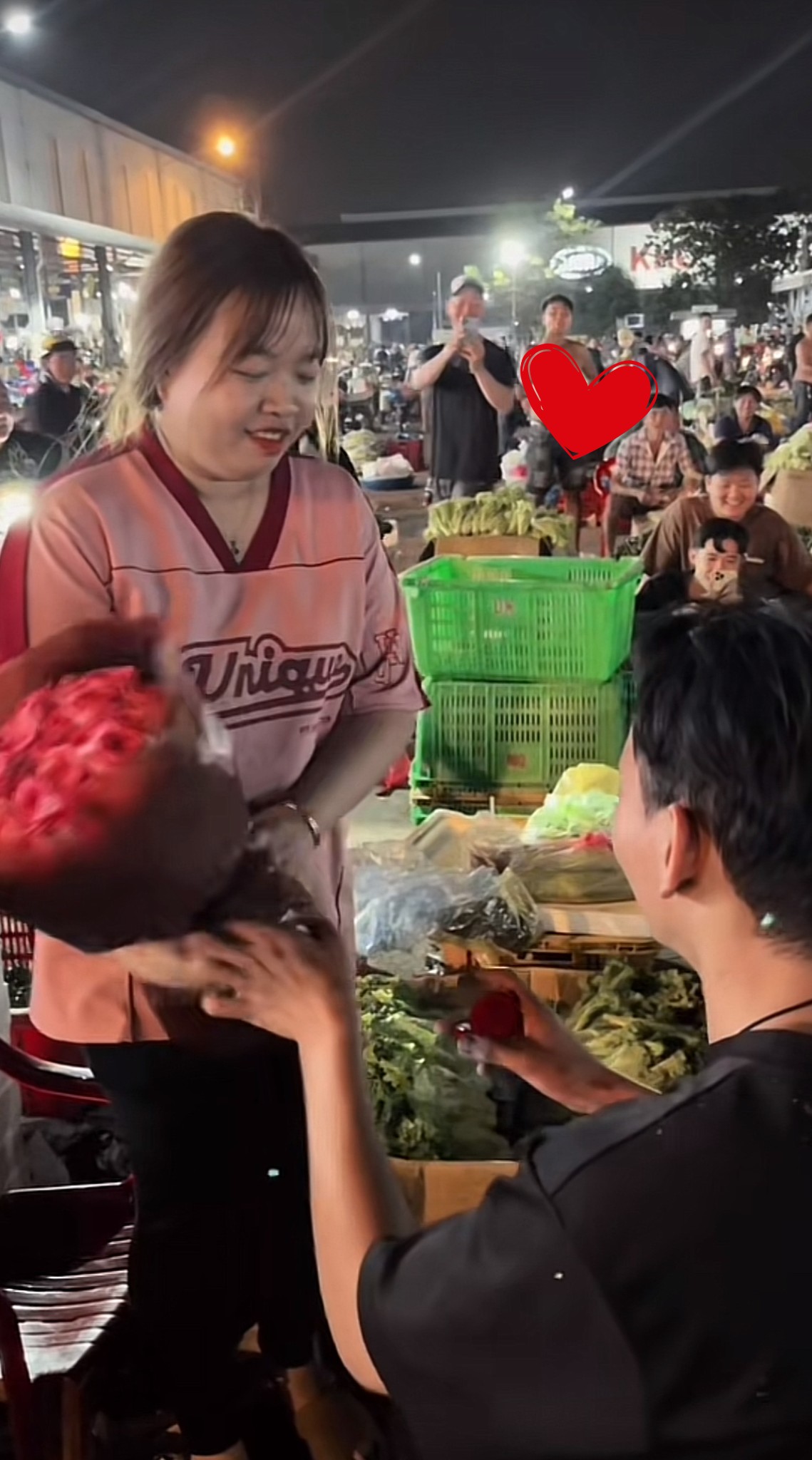 CHÀNG TRAI TÂY NINH QUỲ GỐI CẦU HÔN GIỮA CHỢ RAU TPHCM LÚC RẠNG SÁNG