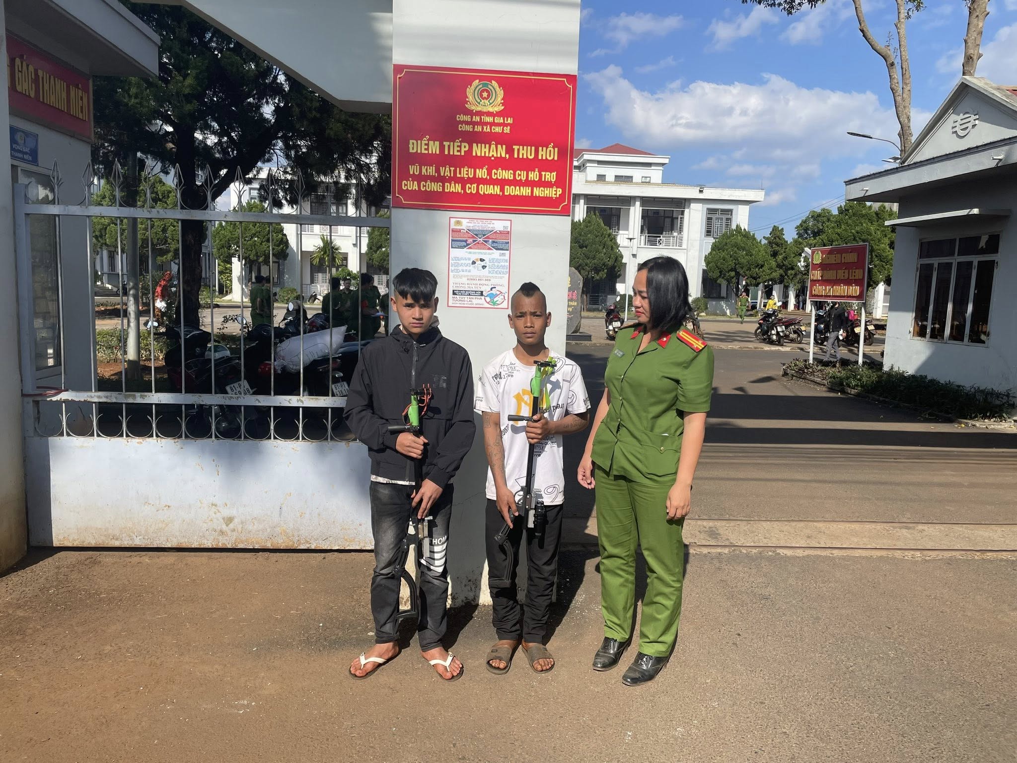 Công an xã Chư Sê tiếp nhận công dân giao nộp 02 khẩu súng bắn chim đã được độ chế, có thể gây thương rất cao