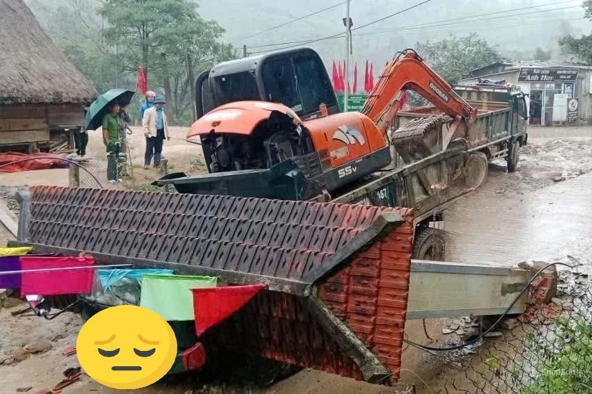 [VIDEO] Xe tải chở máy xu’c varchạm vào cổng chào thôn khiến 2 ngươ`i TV tại chỗ