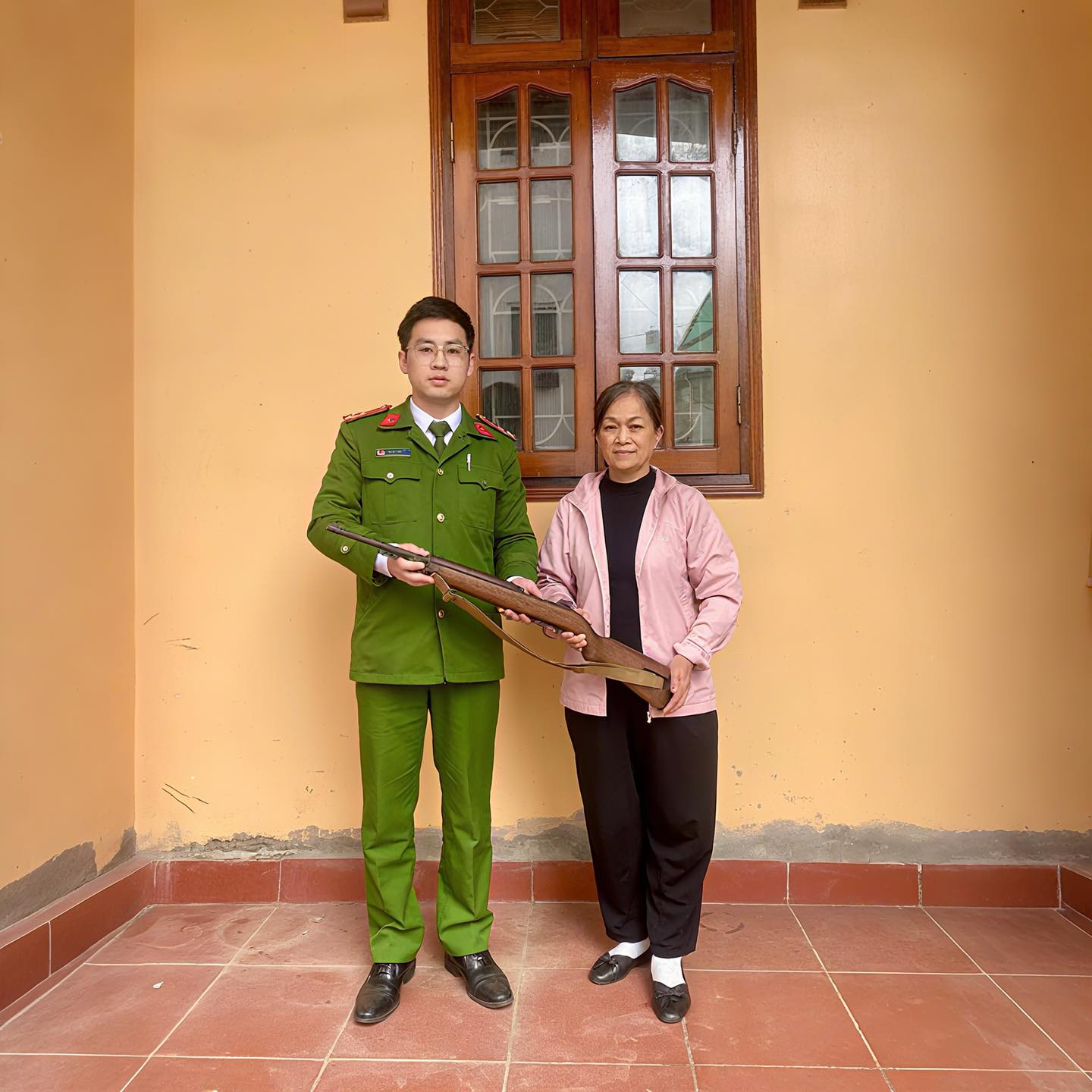 CÔNG AN PHƯỜNG TÔ HIỆU TIẾP NHẬN VŨ KHÍ QUÂN DỤNG DO NGƯỜI DÂN TỰ NGUYỆN GIAO NỘP