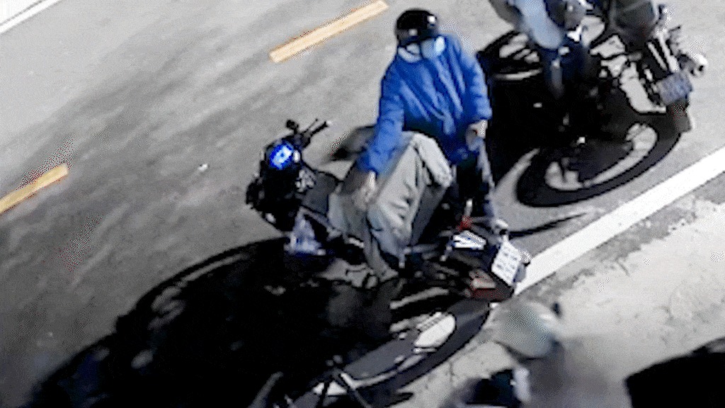 CLIP: Nhóm thanh niên phá khoá nhà dân, lấy đi két sắt và 2 cây vàng