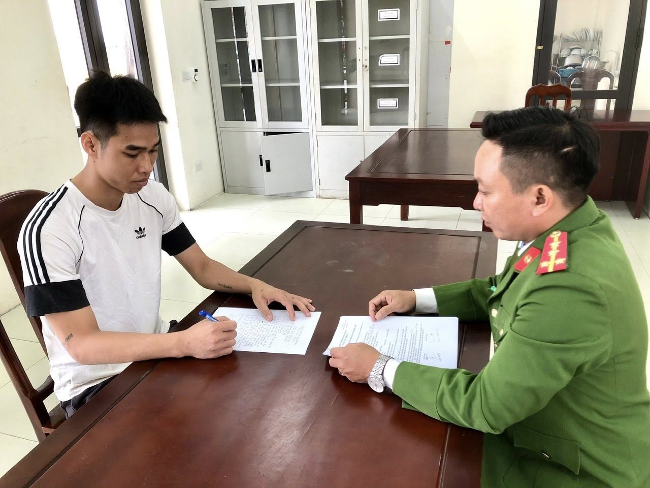 CÔNG AN PHƯỜNG HOA LƯ VẬN ĐỘNG ĐỐI TƯỢNG TRUY NÃ RA ĐẦU THÚ