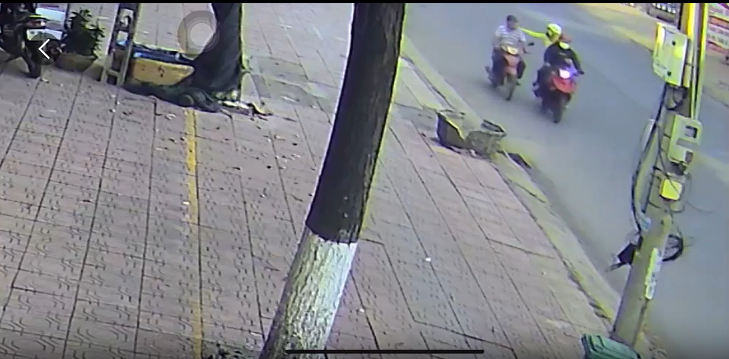 Lâm Đồng: 1 ng đàn ông b! cướp dây chuyền khi đang đi xe máy khiến ông ngã xuống đường và không qua khỏi sau đó