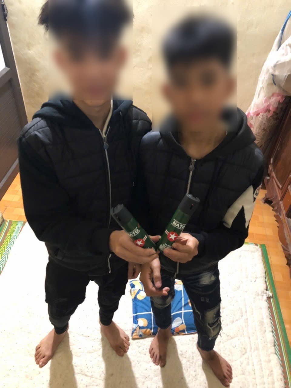 PHÁT HIỆN NHÓM THIẾU NIÊN MANG BÌNH XỊT HƠI CAY THAM GIA GIAO THÔNG