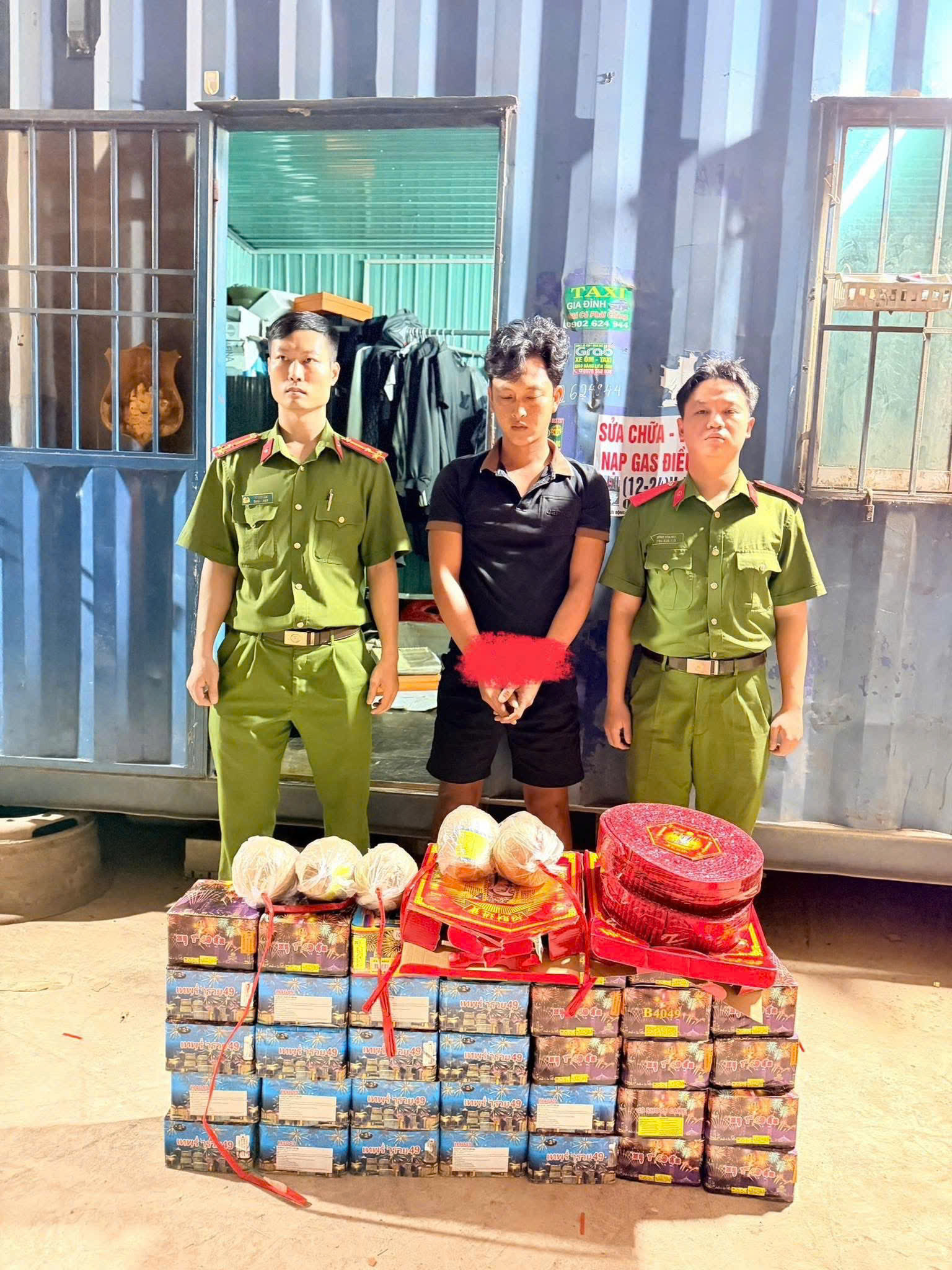 Phòng Cảnh sát kinh tế bắt đối tượng buôn bán hơn 60kg ph.áo n.ổ trái phép