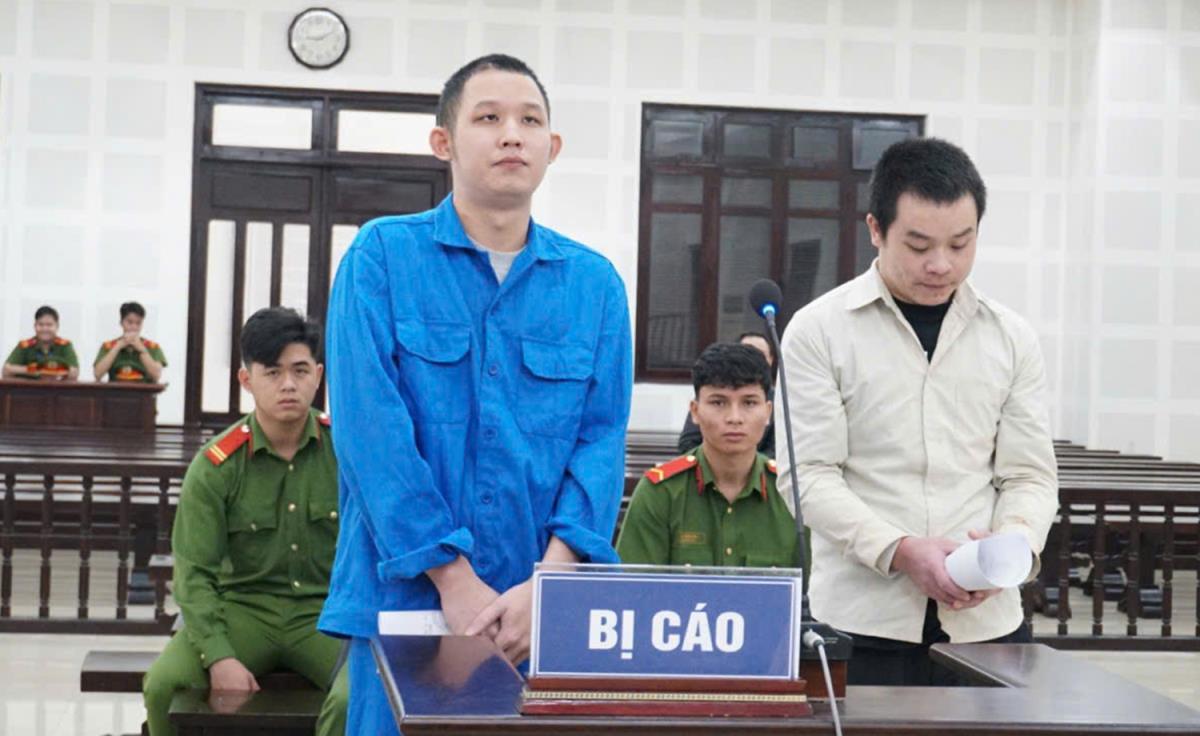 Xét xử hai người nước ngoài đánh cắp thẻ tín dụng mua sắm 21 chiếc điện thoại