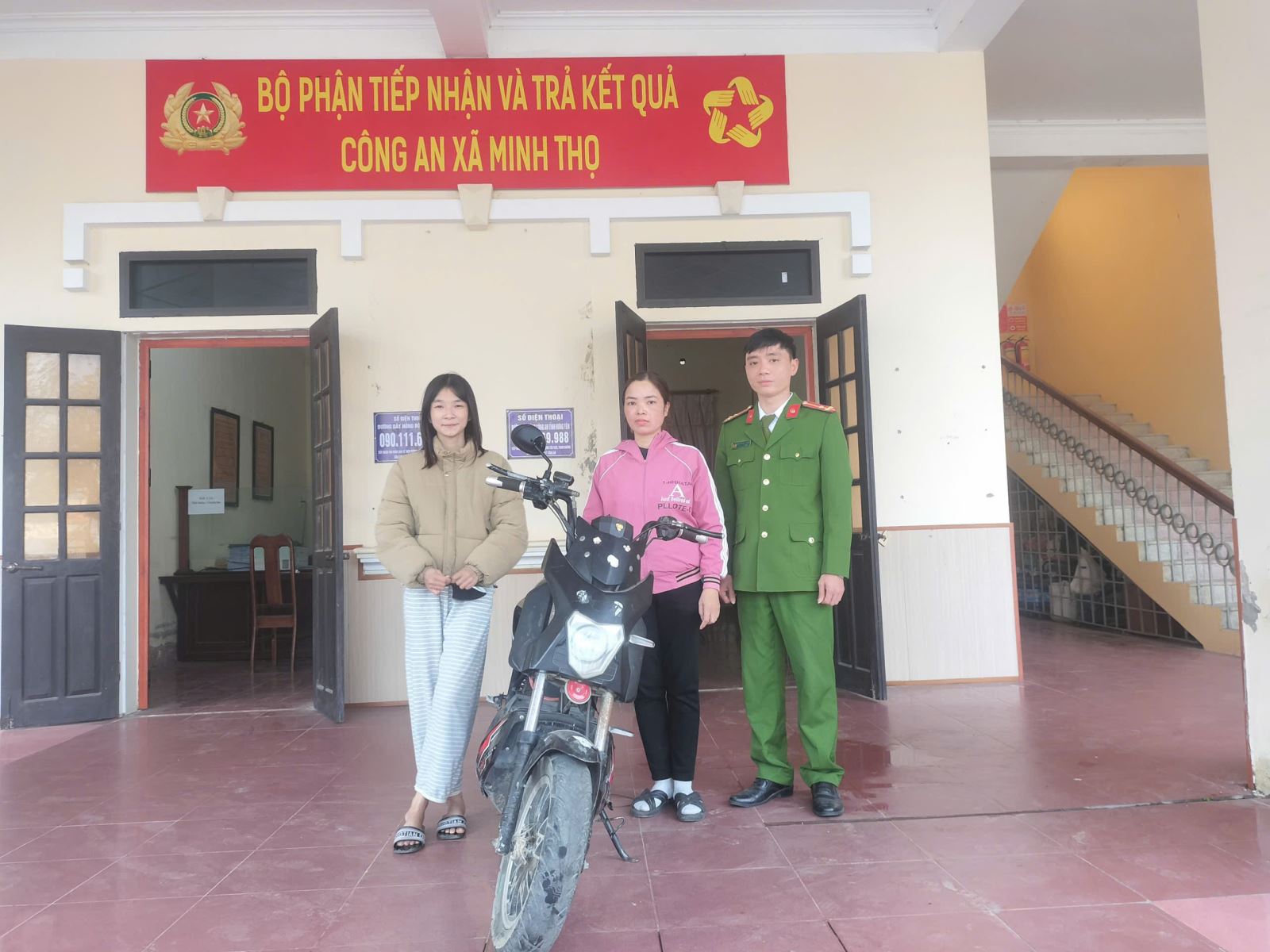 Công an xã Minh Thọ nhanh chóng xác minh, trao trả tài sản cho người dân