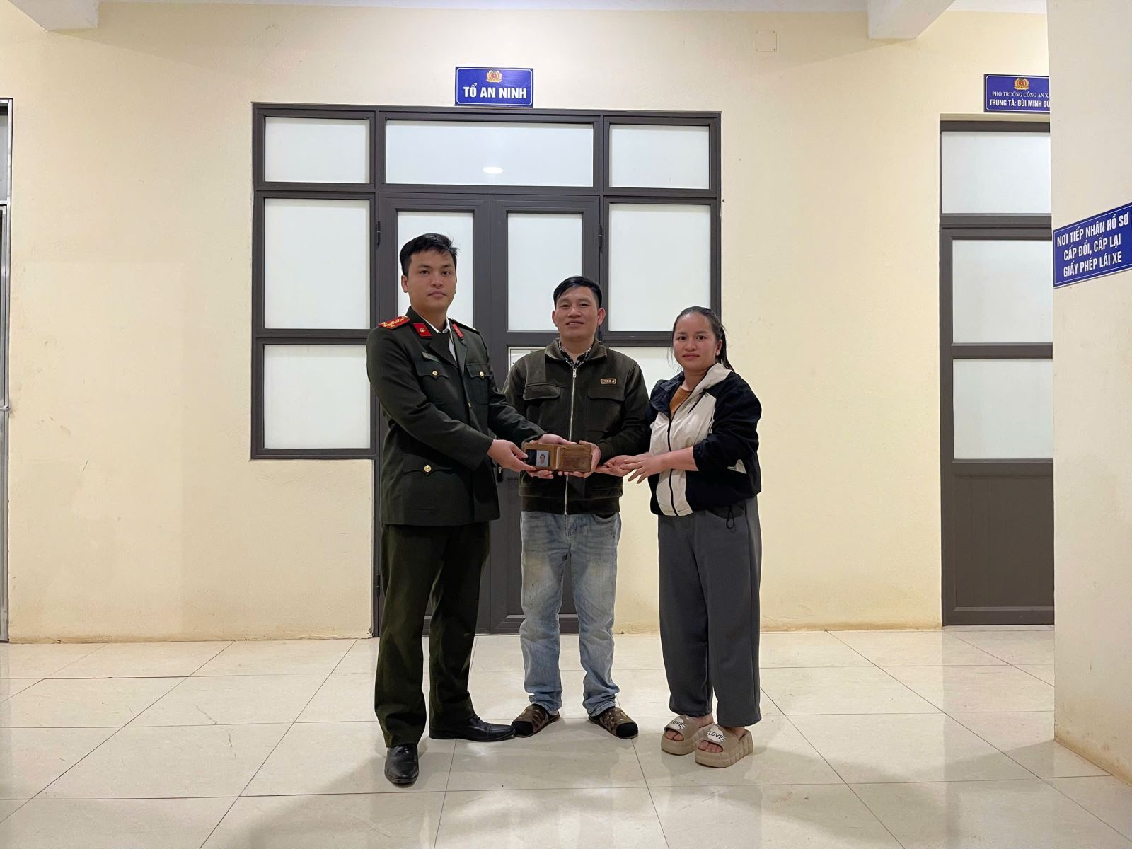 CÔNG AN XÃ MƯỜNG VANG TRAO TRẢ TÀI SẢN ĐÁNH RƠI CHO NGƯỜI DÂN