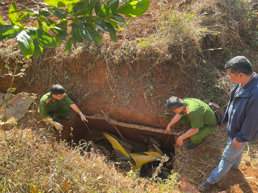 Công an truy tìm nguồn gốc tấm ván gỗ trong vụ cướp ngân hàng