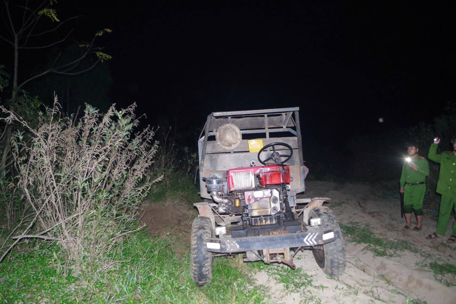 Công an xã Vĩnh Thịnh xử lý 2 trường hợp khai thác, vận chuyển đất cát trái phép