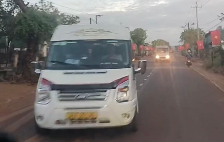 Gia Lai: 2 xe khách 16 chỗ tạt đầu, chặn xe đối thủ nghi do tranh giành khách