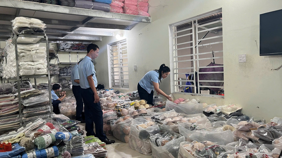 Gia Lai: Tạm giữ gần 1.000 sản phẩm không rõ nguồn gốc, nghi giả mạo thương hiệu nổi tiếng