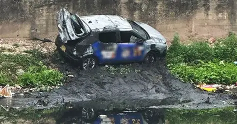 Ô tô lao xuống sông Nhuệ lúc rạng sáng do tài xế ngủ gật