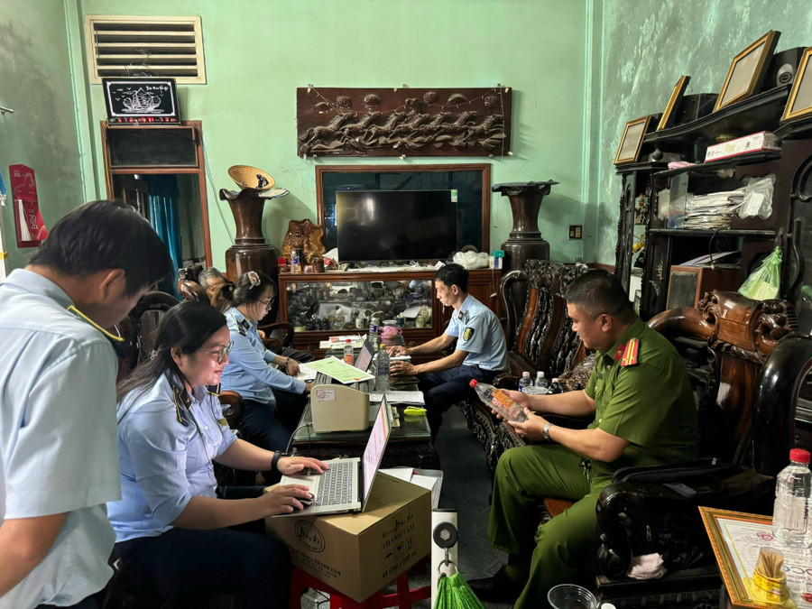 Phát hiện nhiều vi phạm tại một cơ sở sản xuất rượu thủ công ở phường An Nhơn Nam