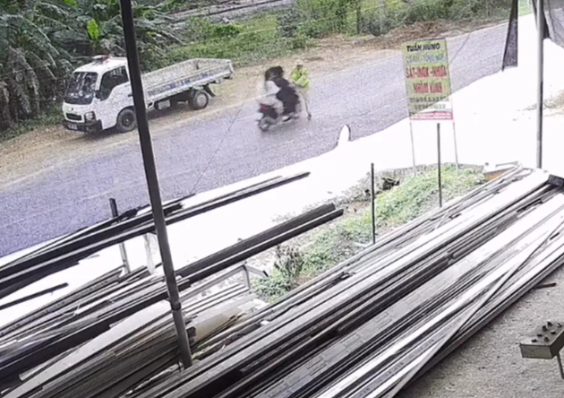 [CLIP] Đi xe máy kẹp 3 tông Thượng úy Cảnh sát giao thông nhập viện cấp cứu