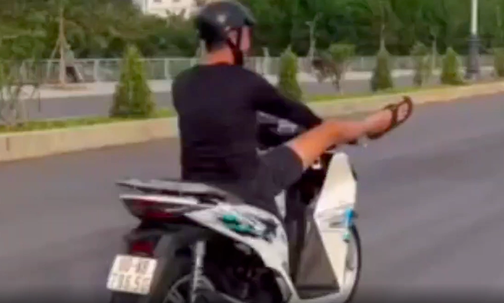 Thanh niên bị thu xe SH vì lái xe bằng hai chân