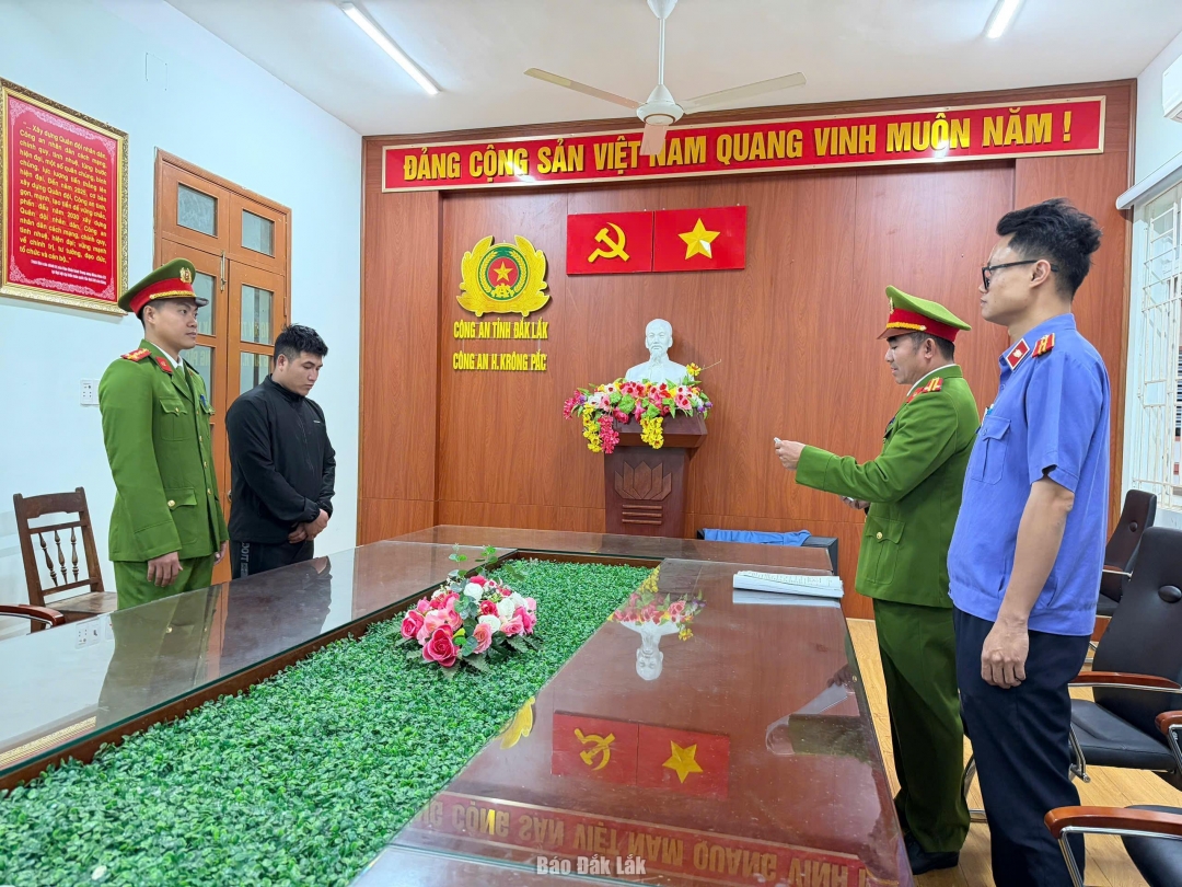 Bắt tạm giam đối tượng dùng đũa hành hung tài xế taxi