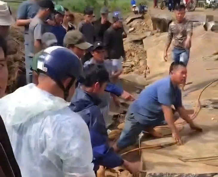 Bờ kè sông đổ sập, đè chết 4 người trú mưa bên dưới