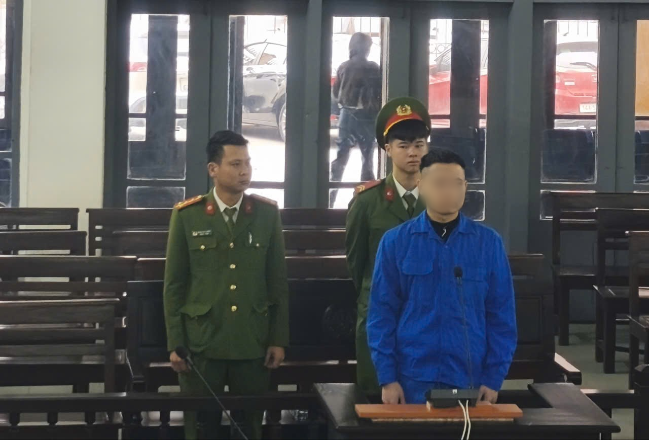 Lừa mượn iPhone của đồng nghiệp đem bán, lĩnh 15 tháng tù