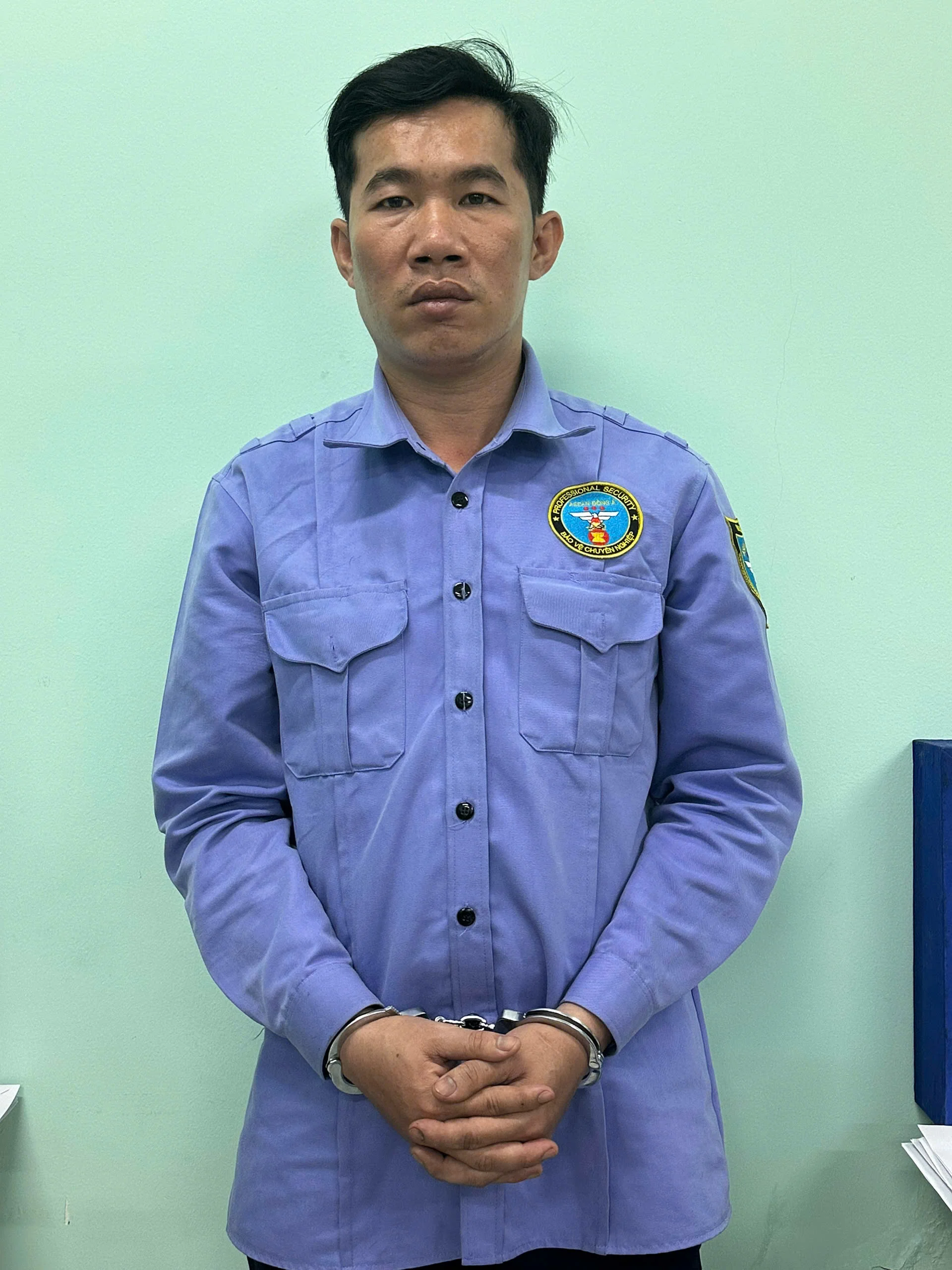 Bắt khẩn cấp người đàn ông cầm ly nước đập vào đầu cô gái sau mâu thuẫn ở quán cà phê