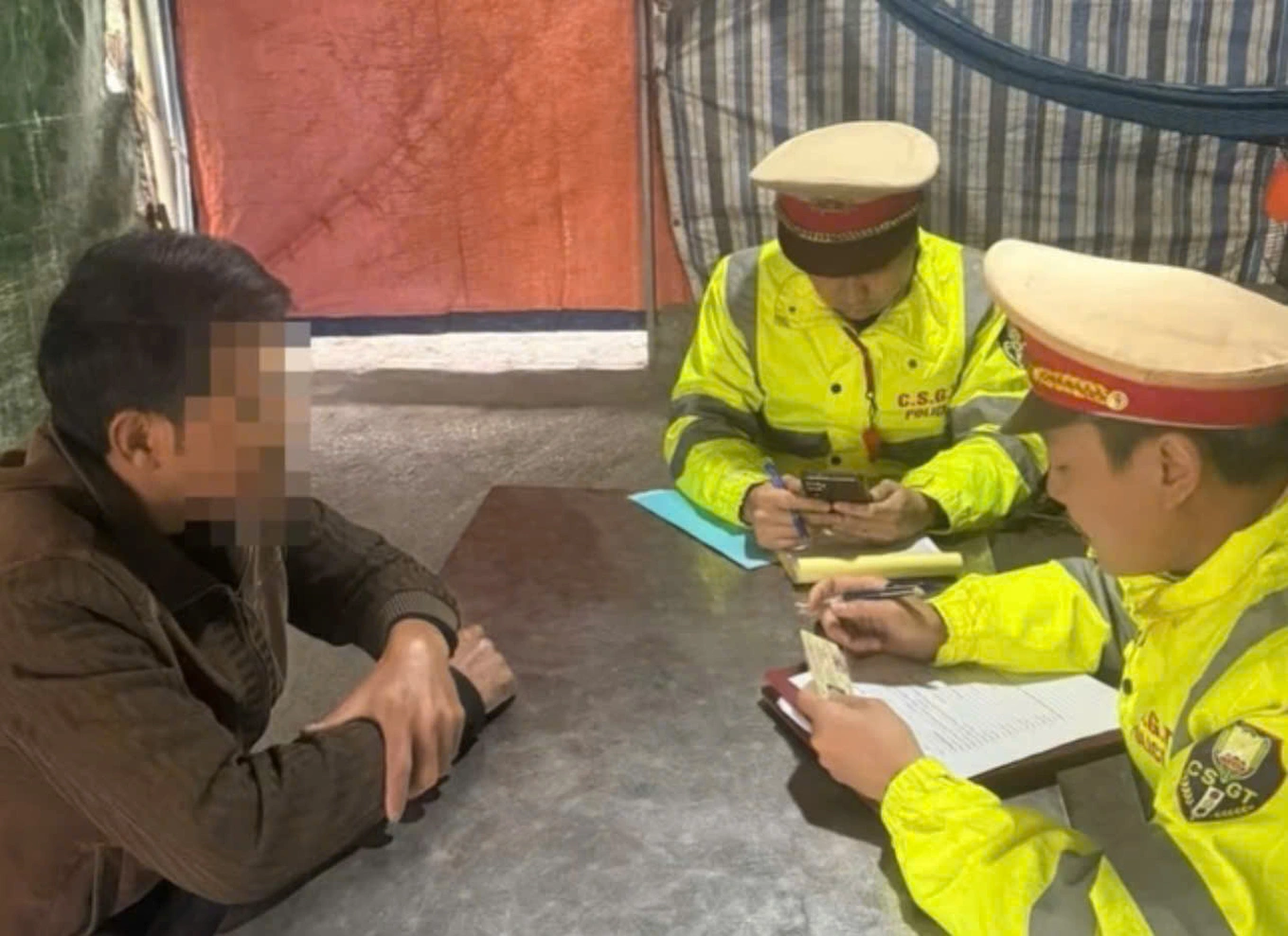 Tài xế ô tô phóng ngược chiều đường bị phạt 19 triệu đồng