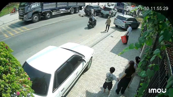 CLIP: Tài xế bị đánh bất tỉnh trên đường, nghi do va chạm giao thông