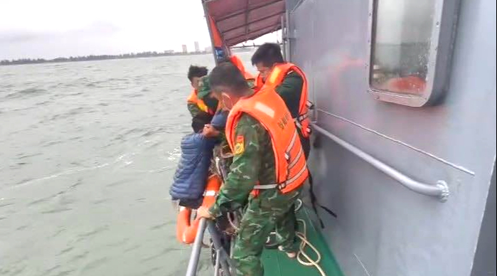 Cứu hộ thành công hai ngư dân bị lật thuyền trên biển Cửa Lò