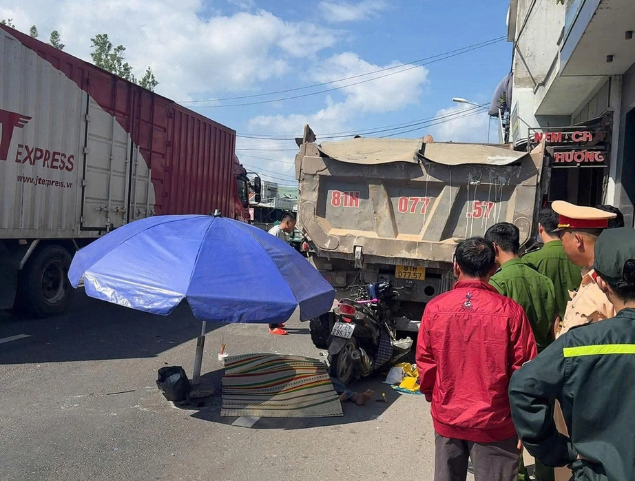 Gia Lai: Tông vào xe tải đỗ bên đường, người phụ nữ tử vong thương tâm