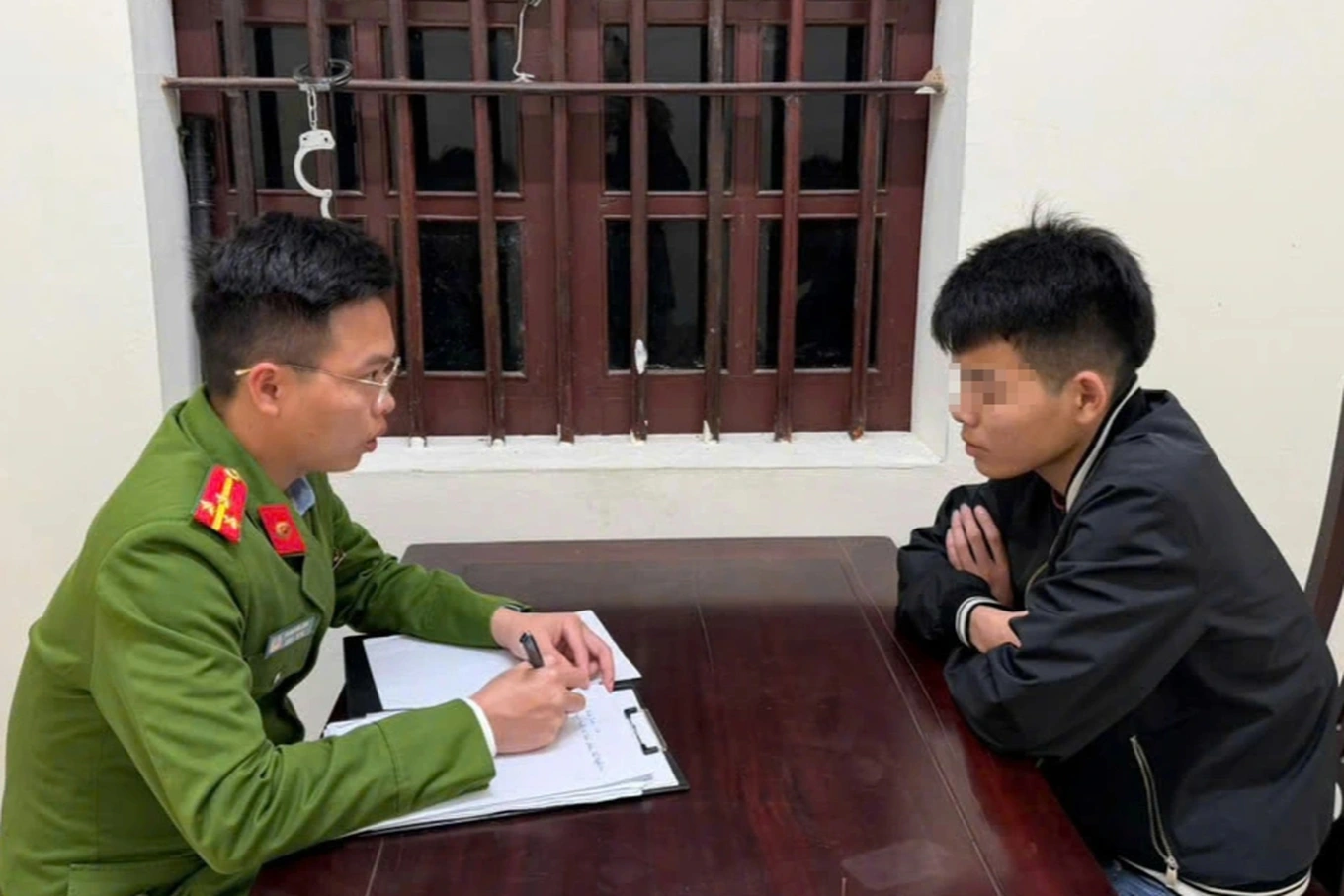 Hai nhóm thanh niên cầm dao, kiếm truy đuổi nhau vì “thích thể hiện”