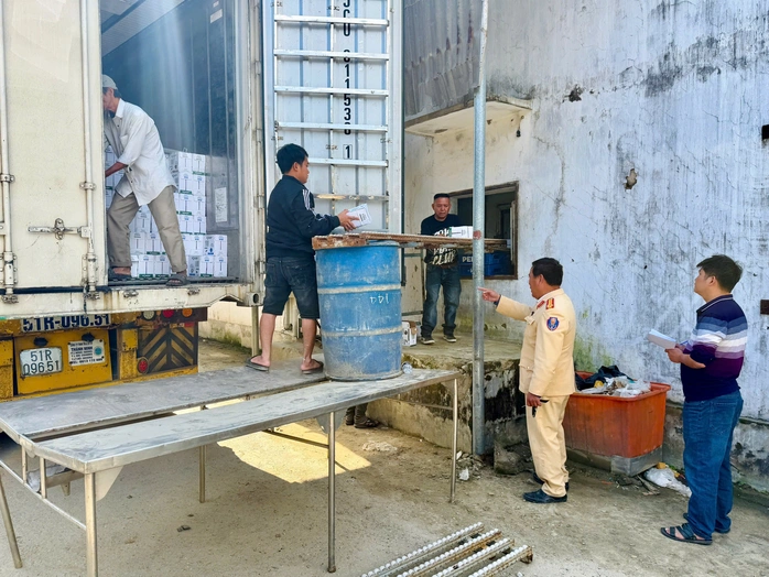 CSGT bất ngờ phát hiện “bí mật” về lô hàng 10 tấn trên xe đầu kéo